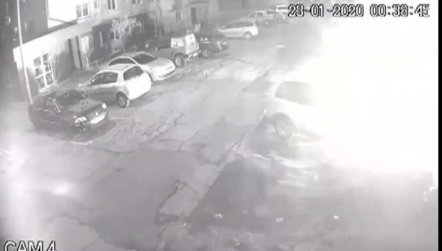 Maşina unui poliţist incendiată în parcare, în Reşiţa Maşina unui poliţist incendiată în parcare, în Reşiţa