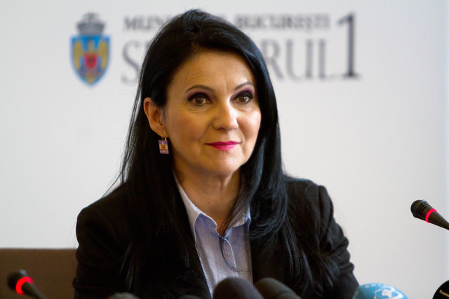 Sorina Pintea, fost ministru al Sănătăţii, prinsă în flagrant de procurorii DNA Sorina Pintea, fost ministru al Sănătăţii, prinsă în flagrant de procurorii DNA