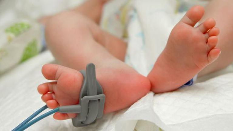 O fetiţă de nici doi ani se zbate între viaţă şi moarte, după ce s-a înecat cu alune O fetiţă de nici doi ani se zbate între viaţă şi moarte, după ce s-a înecat cu alune