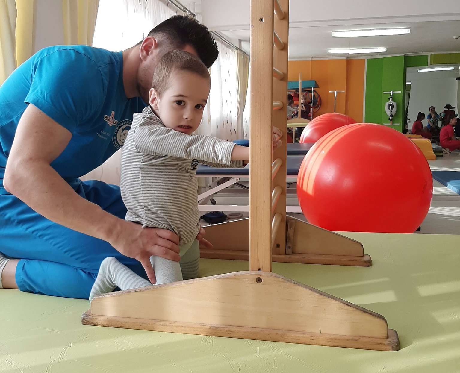 „Împreună pentru Luca” , campanie de strângere de fonduri pentru micuţul care luptă să învingă paralizia „Împreună pentru Luca” , campanie de strângere de fonduri pentru micuţul care luptă să învingă paralizia
