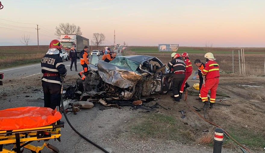 Victima din accidentul de la ieşirea din Slatina, spre Piteşti, este blocată sub bord, iar pompierii intervin pentru scoaterea sa Victima din accidentul de la ieşirea din Slatina, spre Piteşti, este blocată sub bord, iar pompierii intervin pentru scoaterea sa