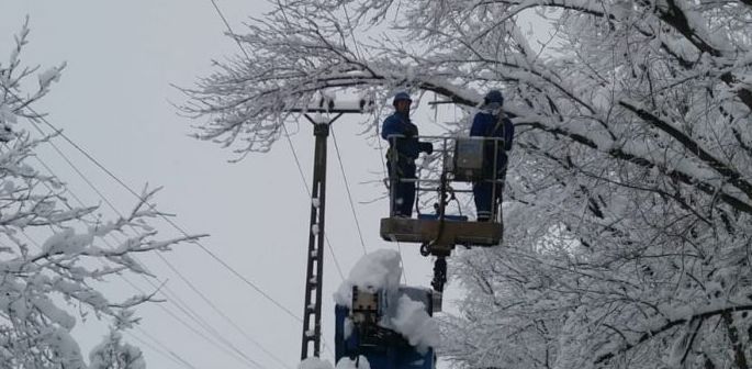 Mii de familii din judeţul Olt nu au curent electric. 30 de echipe se află în teren pentru remedierea defecţiunilor Mii de familii din judeţul Olt nu au curent electric. 30 de echipe se află în teren pentru remedierea defecţiunilor