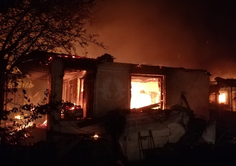 Copil din Balş, găsit mort într-o locuinţă cuprinsă de flăcări de la o ţigară. Tatăl s-a ales doar cu câteva arsuri la mână Copil din Balş, găsit mort într-o locuinţă cuprinsă de flăcări de la o ţigară. Tatăl s-a ales doar cu câteva arsuri la mână