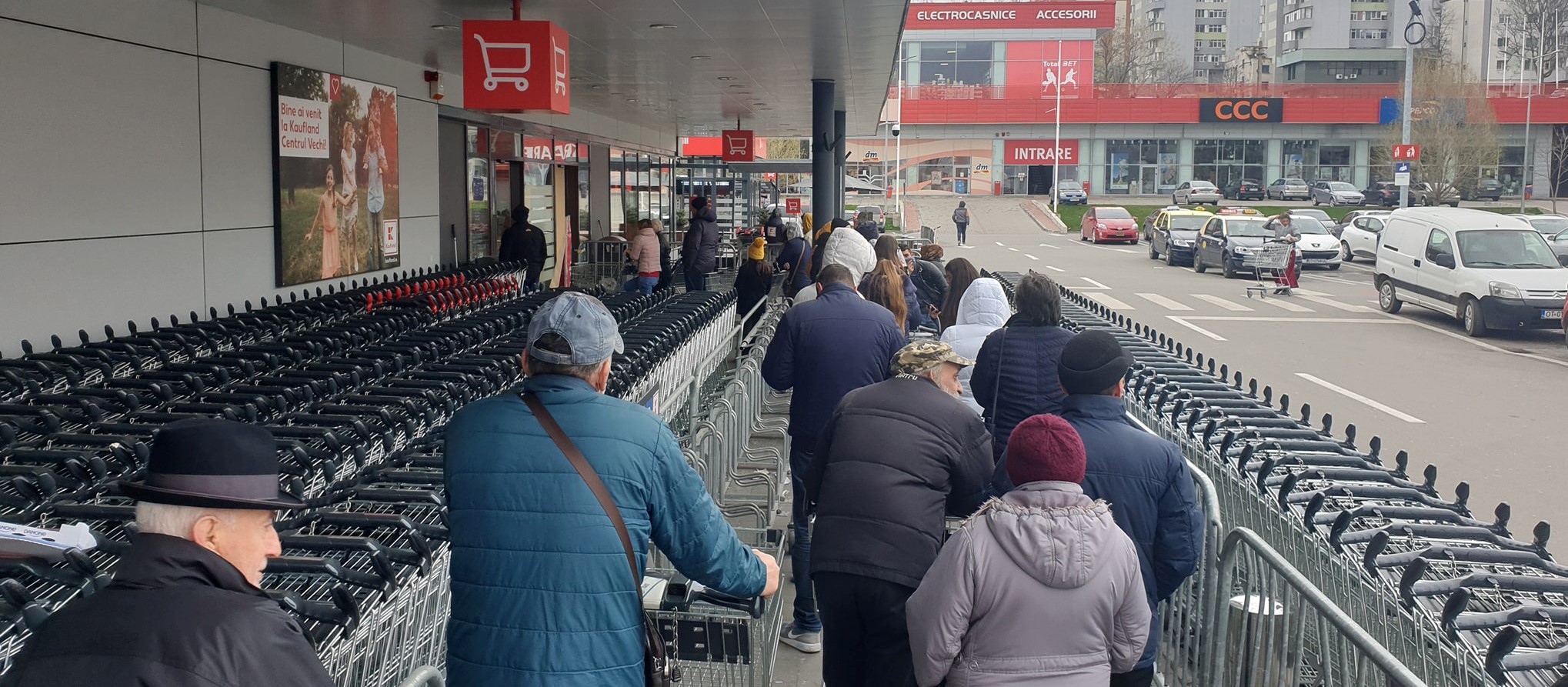 Anunţul hipermarketurilor, după ce oamenii au dat iama în magazine: „Există cantităţi şi stocuri pentru toţi, dacă suntem solidari şi ne gândim la nevoile tuturor” Anunţul hipermarketurilor, după ce oamenii au dat iama în magazine: „Există cantităţi şi stocuri pentru toţi, dacă suntem solidari şi ne gândim la nevoile tuturor”