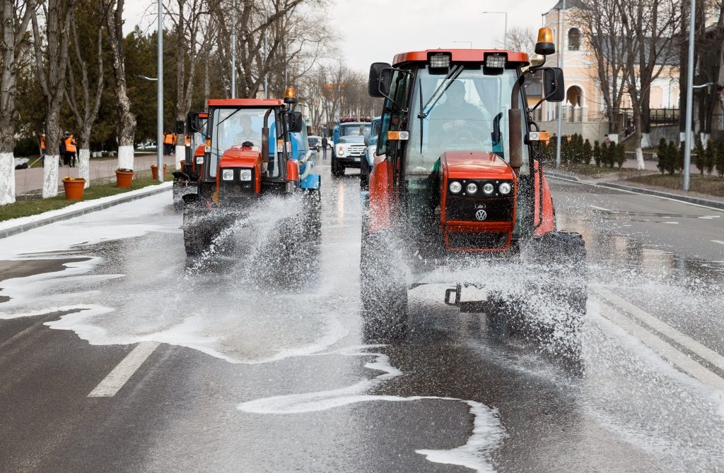 Caracal: scările de bloc, străzile, trotuarele vor fi spălate cu clor