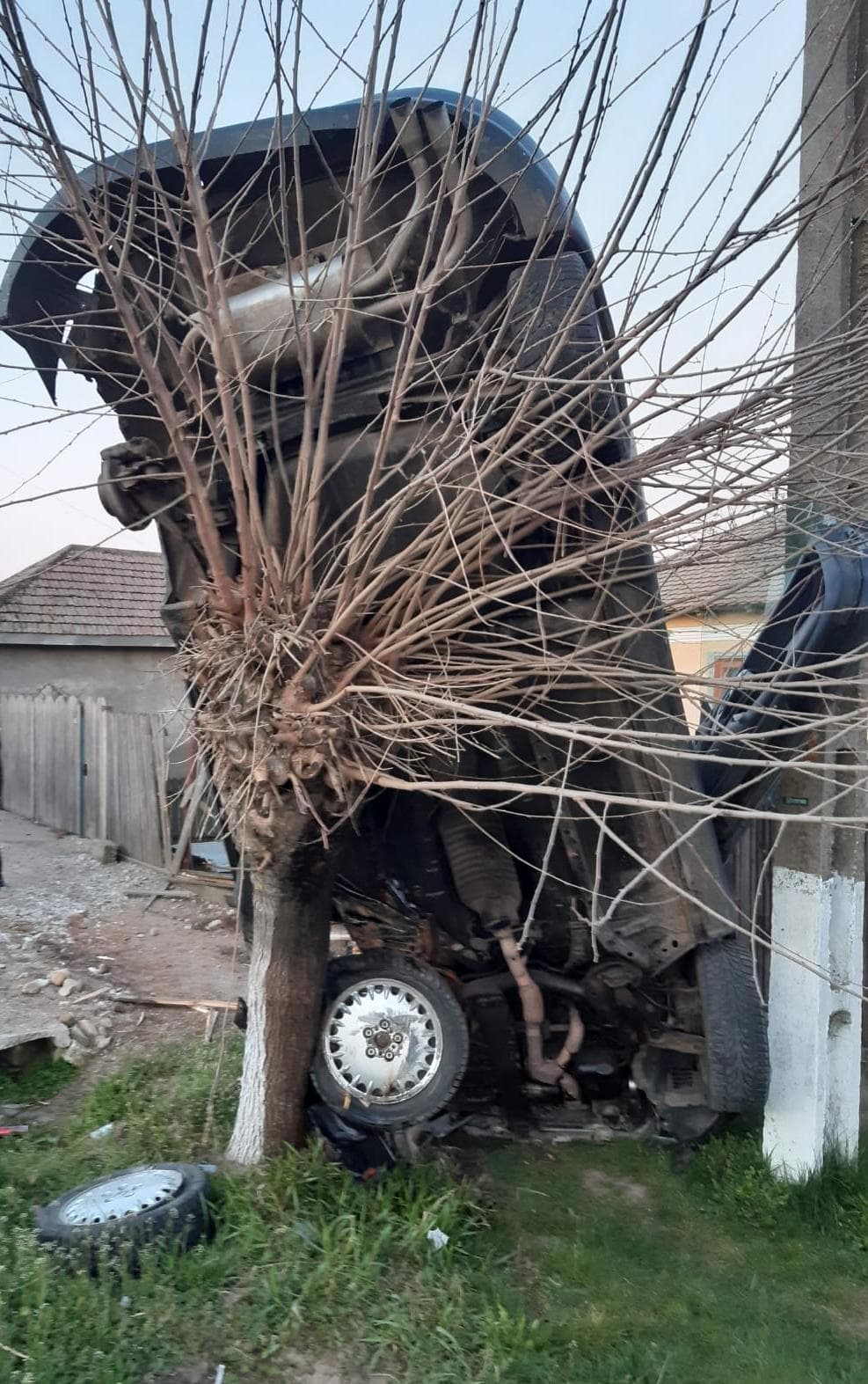Un tânăr din Crâmpoia a intrat cu viteză într-o curbă şi s-a oprit direct într-un copac de pe marginea drumului Un tânăr din Crâmpoia a intrat cu viteză într-o curbă şi s-a oprit direct într-un copac de pe marginea drumului