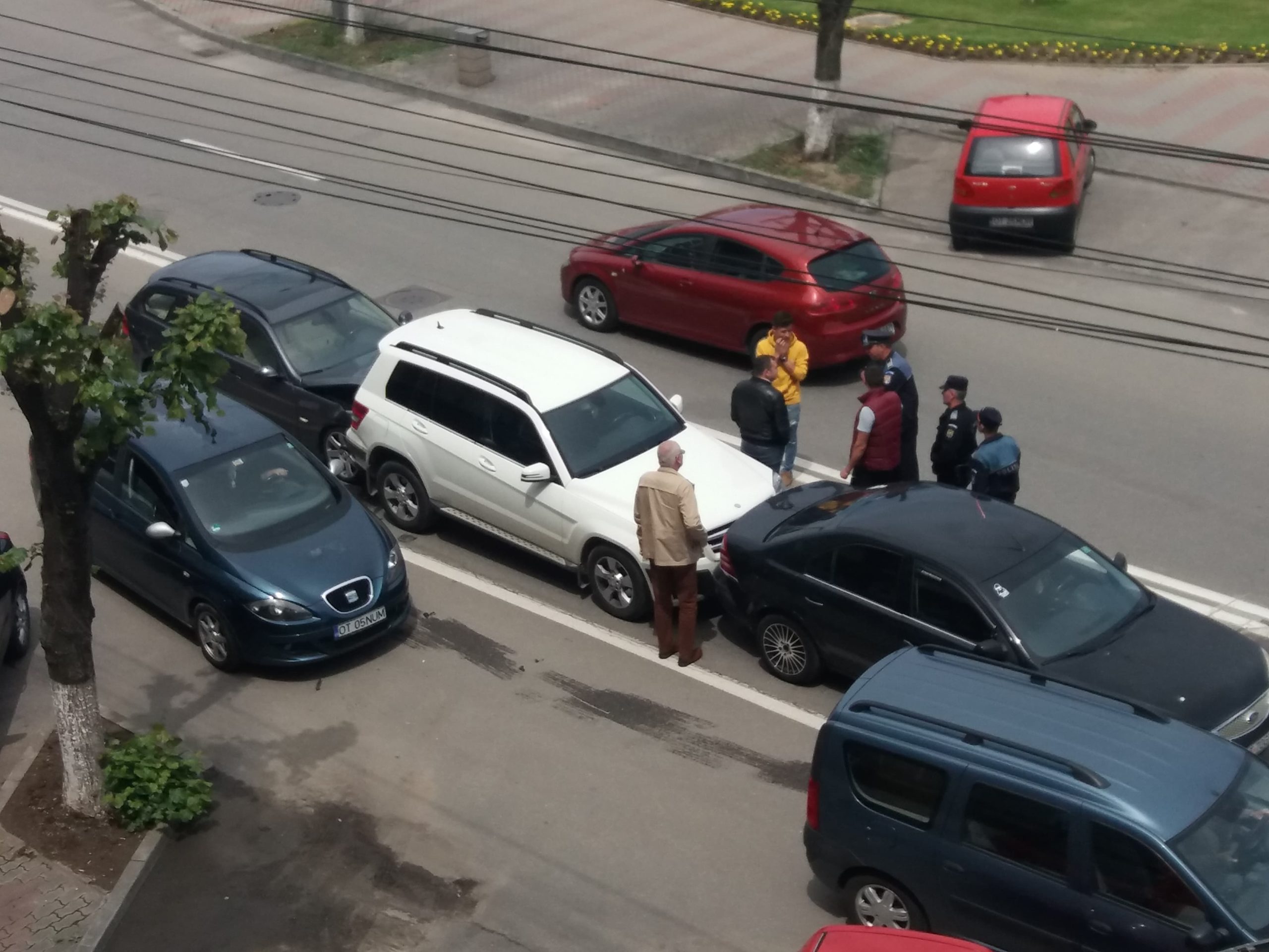 Accident în zona trecerii de pietoni de pe strada Ecaterina Teodoroiu, provocat de un tânăr de 20 de ani Accident în zona trecerii de pietoni de pe strada Ecaterina Teodoroiu, provocat de un tânăr de 20 de ani