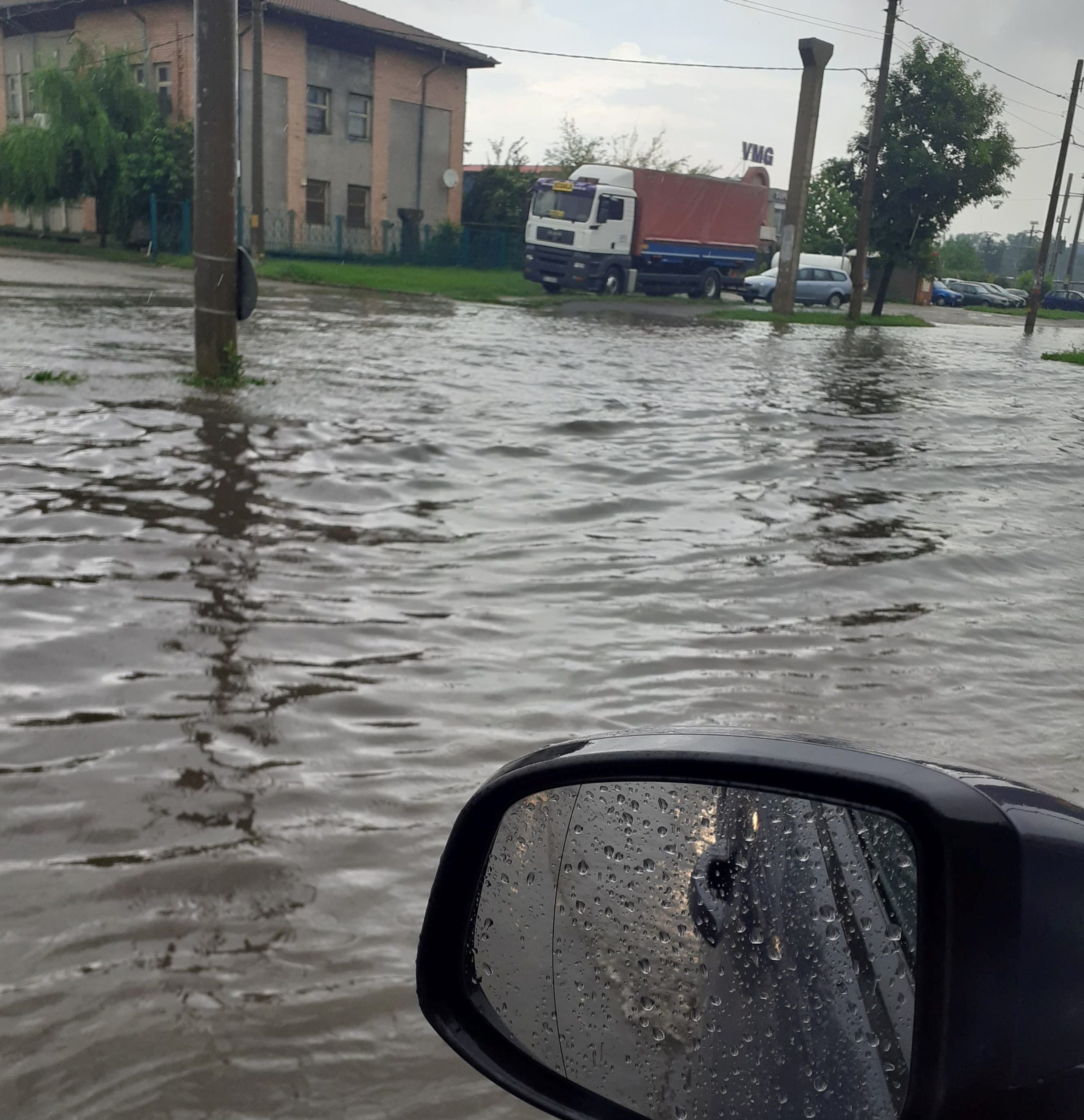 FOTO. Canalizarea Slatinei a cedat în urma ploii torenţiale. Se intervine în mai multe zone inundate din oraş FOTO. Canalizarea Slatinei a cedat în urma ploii torenţiale. Se intervine în mai multe zone inundate din oraş
