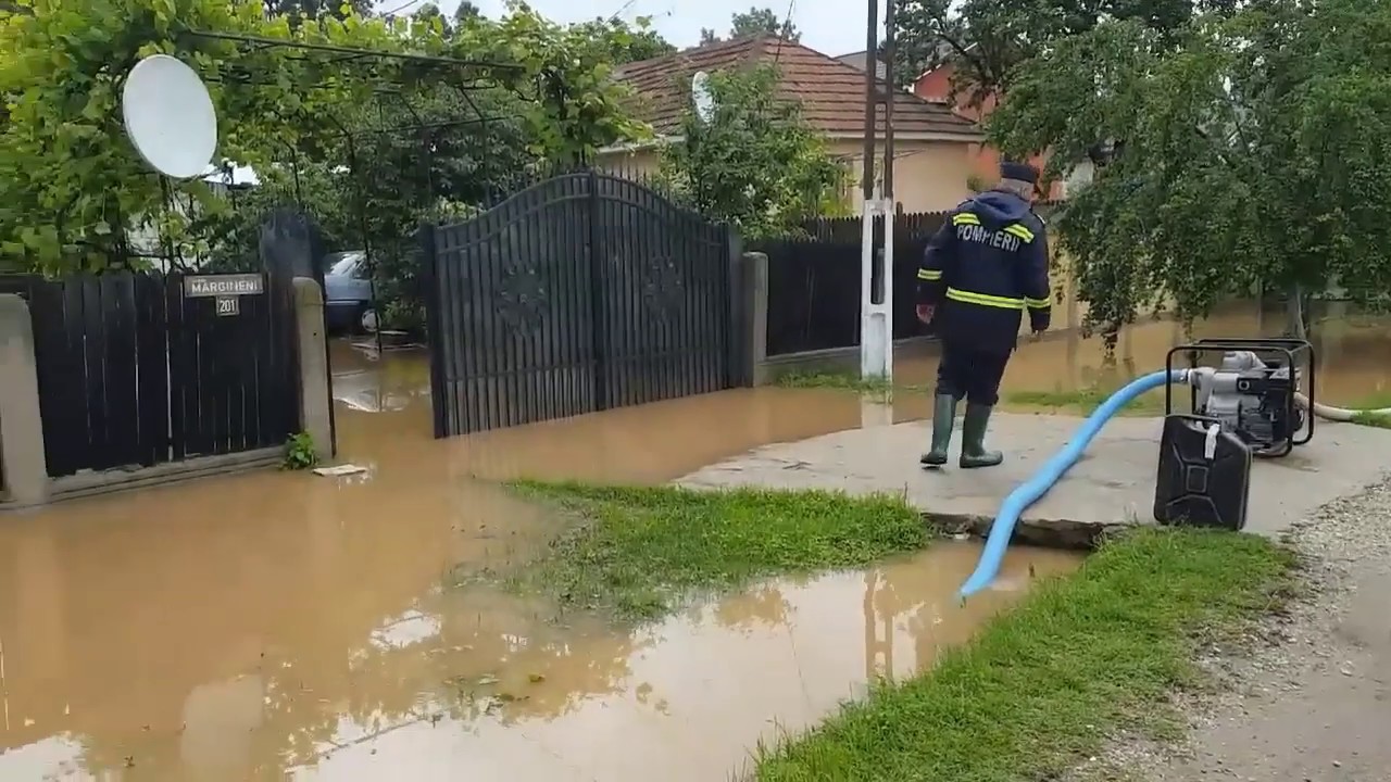 Pompierii au acţionat toată noaptea pentru evacuarea apei în zonele inundate din Olt Pompierii au acţionat toată noaptea pentru evacuarea apei în zonele inundate din Olt