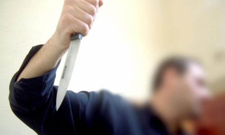 Recidivist din Rotunda, reţinut după ce a atacat cu cuţitul în zona gâtului un consătean Recidivist din Rotunda, reţinut după ce a atacat cu cuţitul în zona gâtului un consătean