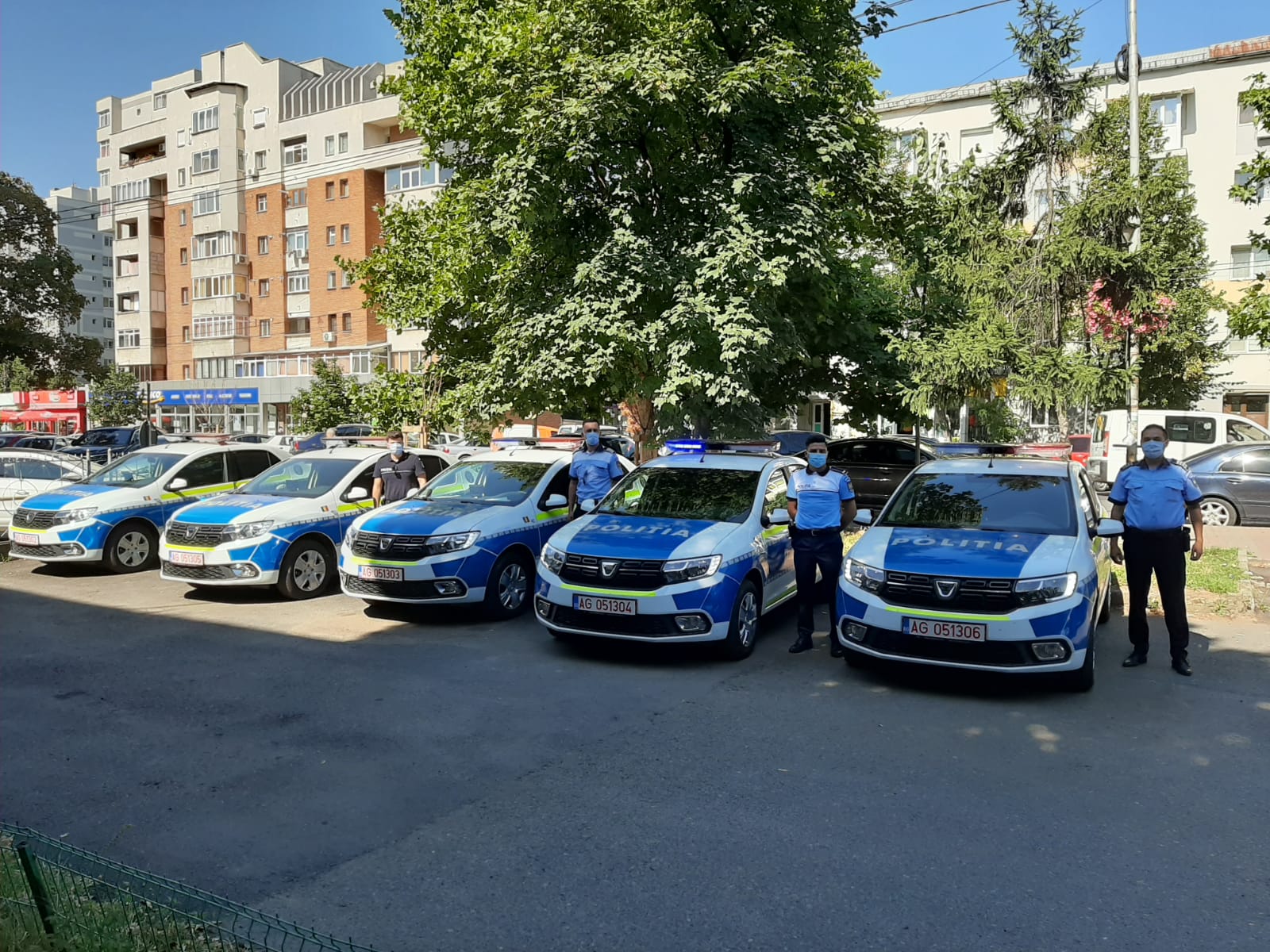 FOTO. Primele maşini de poliţie cu noua inscripţionare au ajuns şi la IPJ Olt FOTO. Primele maşini de poliţie cu noua inscripţionare au ajuns şi la IPJ Olt