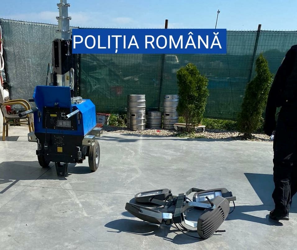Percheziţii la Osica de Sus. Poliţiştii au ridicat bunuri în valoare de 60.000 de lei Percheziţii la Osica de Sus. Poliţiştii au ridicat bunuri în valoare de 60.000 de lei