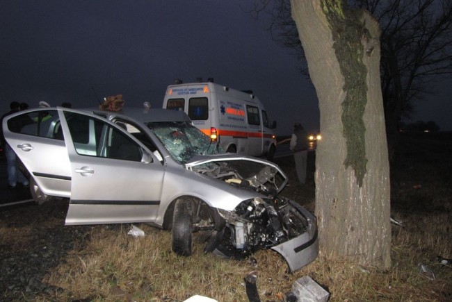 Accident mortal între Corabia şi Gârcov. Un şofer, în vârstă de 55 de ani, a intrat într-un copac de pe marginea drumului Accident mortal între Corabia şi Gârcov. Un şofer, în vârstă de 55 de ani, a intrat într-un copac de pe marginea drumului