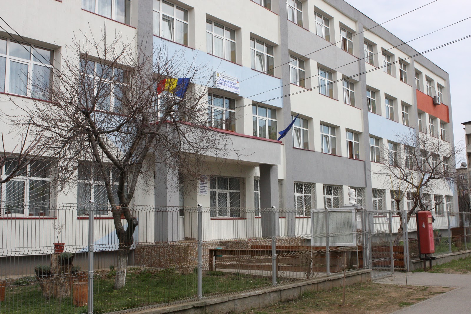 COVID-19 la Şcoala Gimnazială „Constantin Brâncoveanu” Slatina. Peste 600 de elevi vor trece în online COVID-19 la Şcoala Gimnazială „Constantin Brâncoveanu” Slatina. Peste 600 de elevi vor trece în online