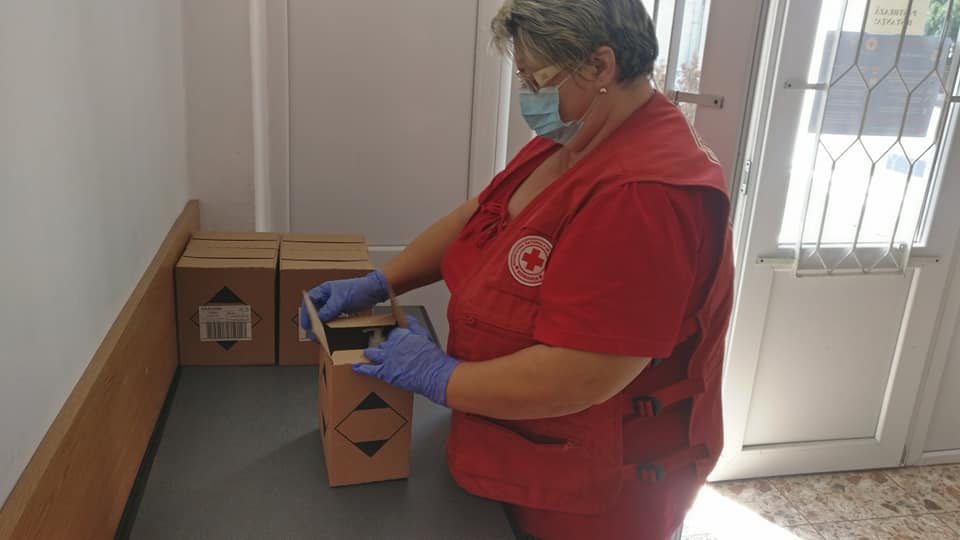 Măşti, combinezoane, dezinfectant şi vizire, donate spitalului suport COVID-19 din Olt Măşti, combinezoane, dezinfectant şi vizire, donate spitalului suport COVID-19 din Olt