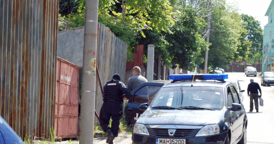 Tânăr din Sprâncenata, care exploata fete în Italia, reţinut pentru 24 de ore Tânăr din Sprâncenata, care exploata fete în Italia, reţinut pentru 24 de ore