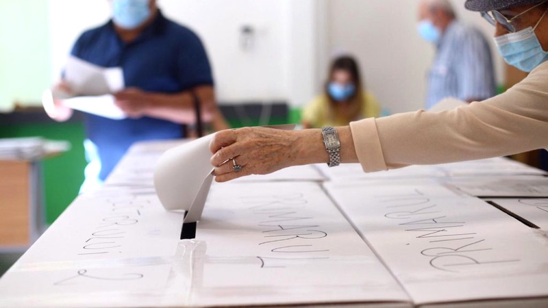 Alegeri locale: Secţiile de vot se închid peste două ore. La ora 19.00, în Olt, prezenţa la vot era de 52,92% Alegeri locale: Secţiile de vot se închid peste două ore. La ora 19.00, în Olt, prezenţa la vot era de 52,92%