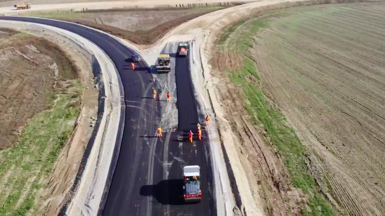 VIDEO. Se toarnă asfalt pe Drumul Expres Craiova-Piteşti, în zona Centura Balşului VIDEO. Se toarnă asfalt pe Drumul Expres Craiova-Piteşti, în zona Centura Balşului