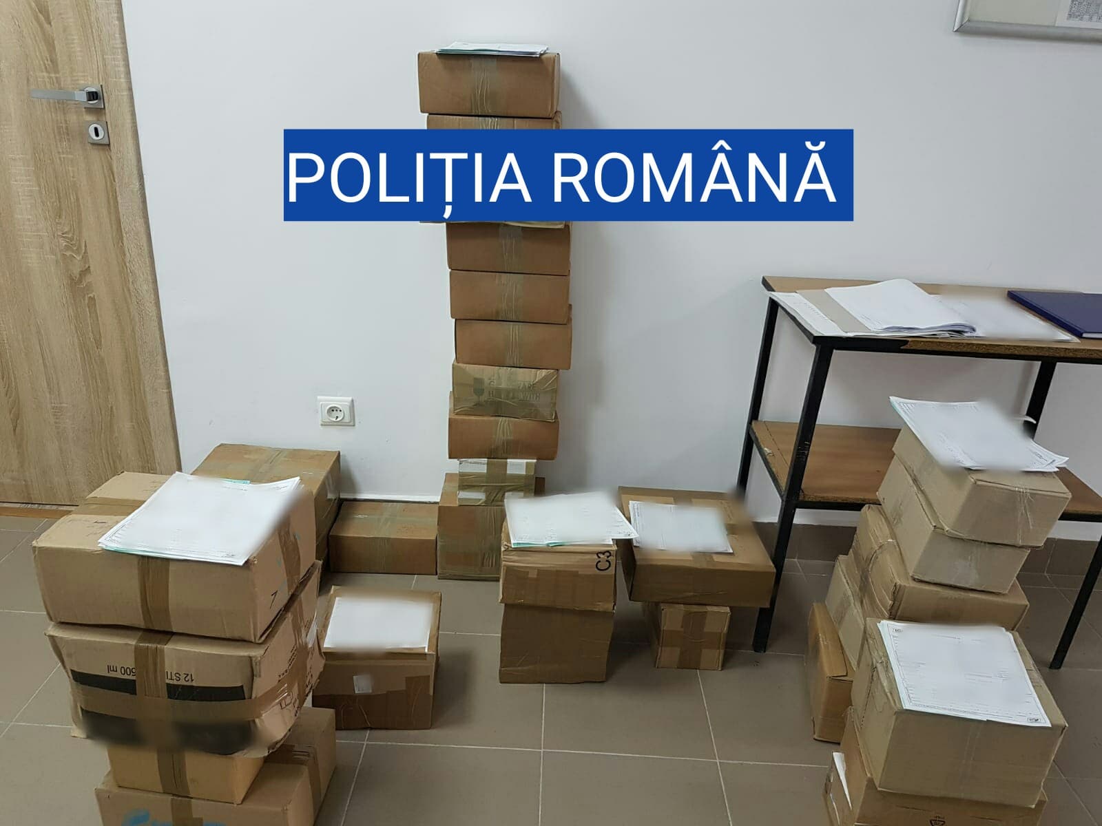 Percheziţii în Slatina: 41 de kilograme de tutun, care urmau să fie livrate prin curierat, confiscate de poliţişti în cazul afacerii ilegale de la Rotunda Percheziţii în Slatina: 41 de kilograme de tutun, care urmau să fie livrate prin curierat, confiscate de poliţişti în cazul afacerii ilegale de la Rotunda
