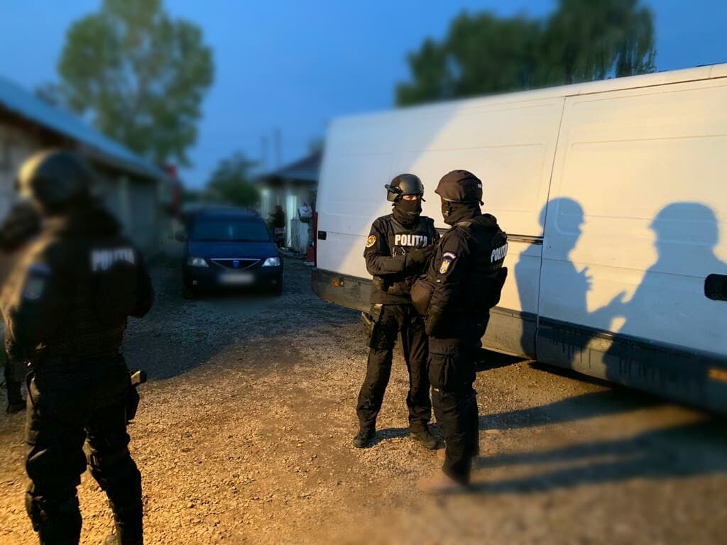 FOTO. Percheziţii la doi bărbaţi care au furat 140 de anvelope produse de Pirelli FOTO. Percheziţii la doi bărbaţi care au furat 140 de anvelope produse de Pirelli