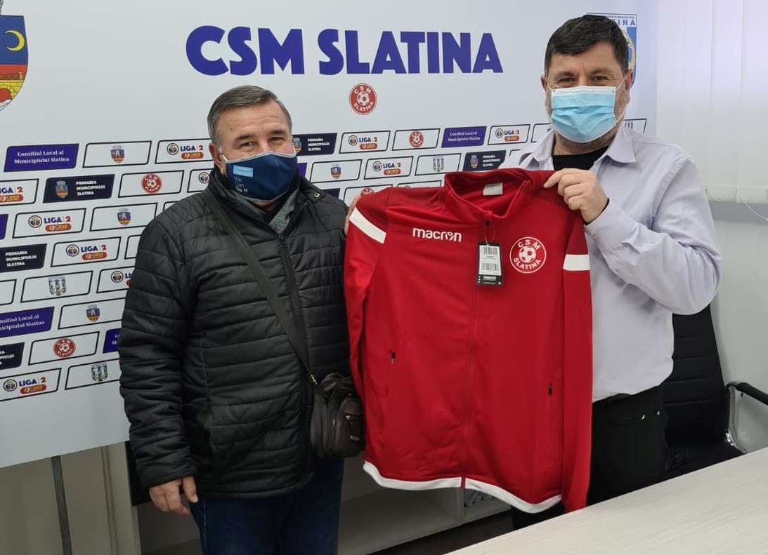 FOTO. Cei mai fideli suporteri ai echipei de fotbal CSM Slatina au fost premiaţi cu câte un trening oficial FOTO. Cei mai fideli suporteri ai echipei de fotbal CSM Slatina au fost premiaţi cu câte un trening oficial