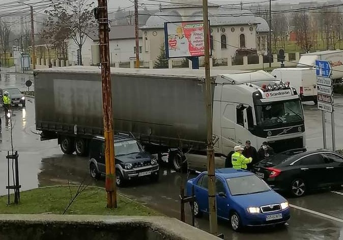 FOTO. Accident în intersecţia de la Gară. Un autoturism a fost acroşat de un TIR