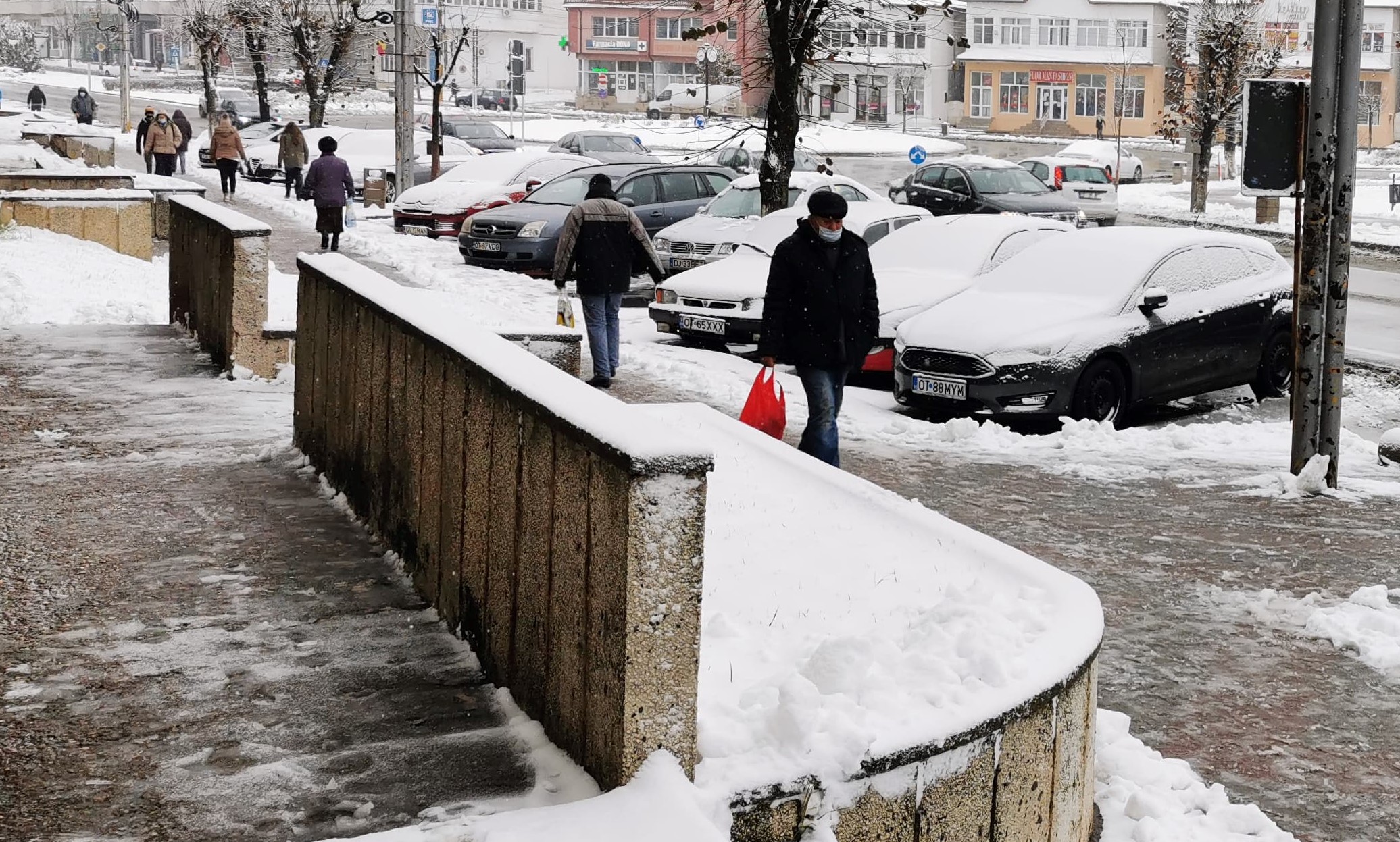 Meteorologii au actualizat informarea de vreme rea: Polei, ninsori şi vânt până miercuri Meteorologii au actualizat informarea de vreme rea: Polei, ninsori şi vânt până miercuri