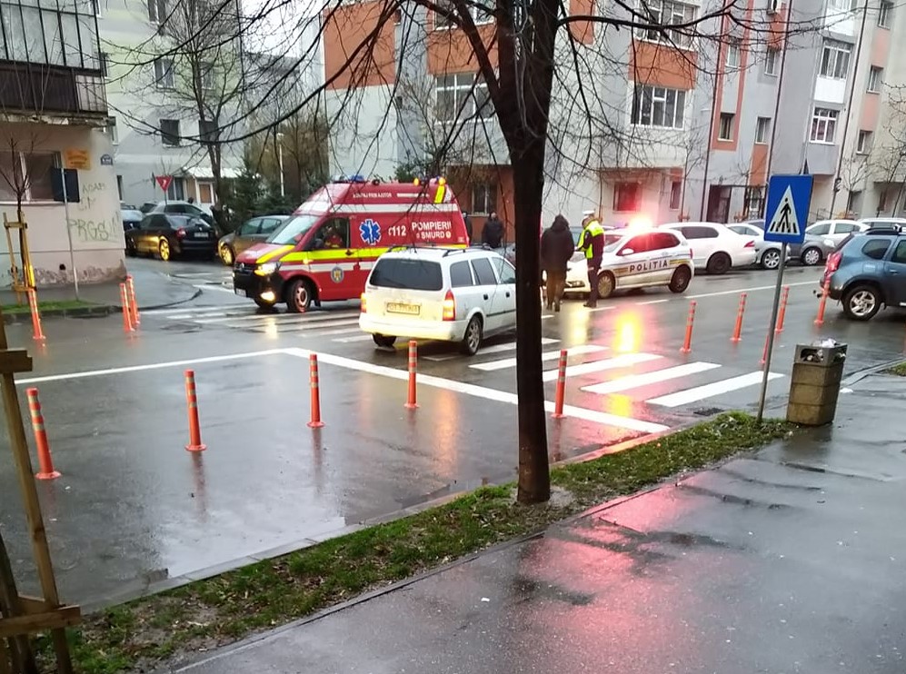 Slătineancă lovită de maşină. Femeia a fost transportată la UPU cu multiple traumatisme Slătineancă lovită de maşină. Femeia a fost transportată la UPU cu multiple traumatisme