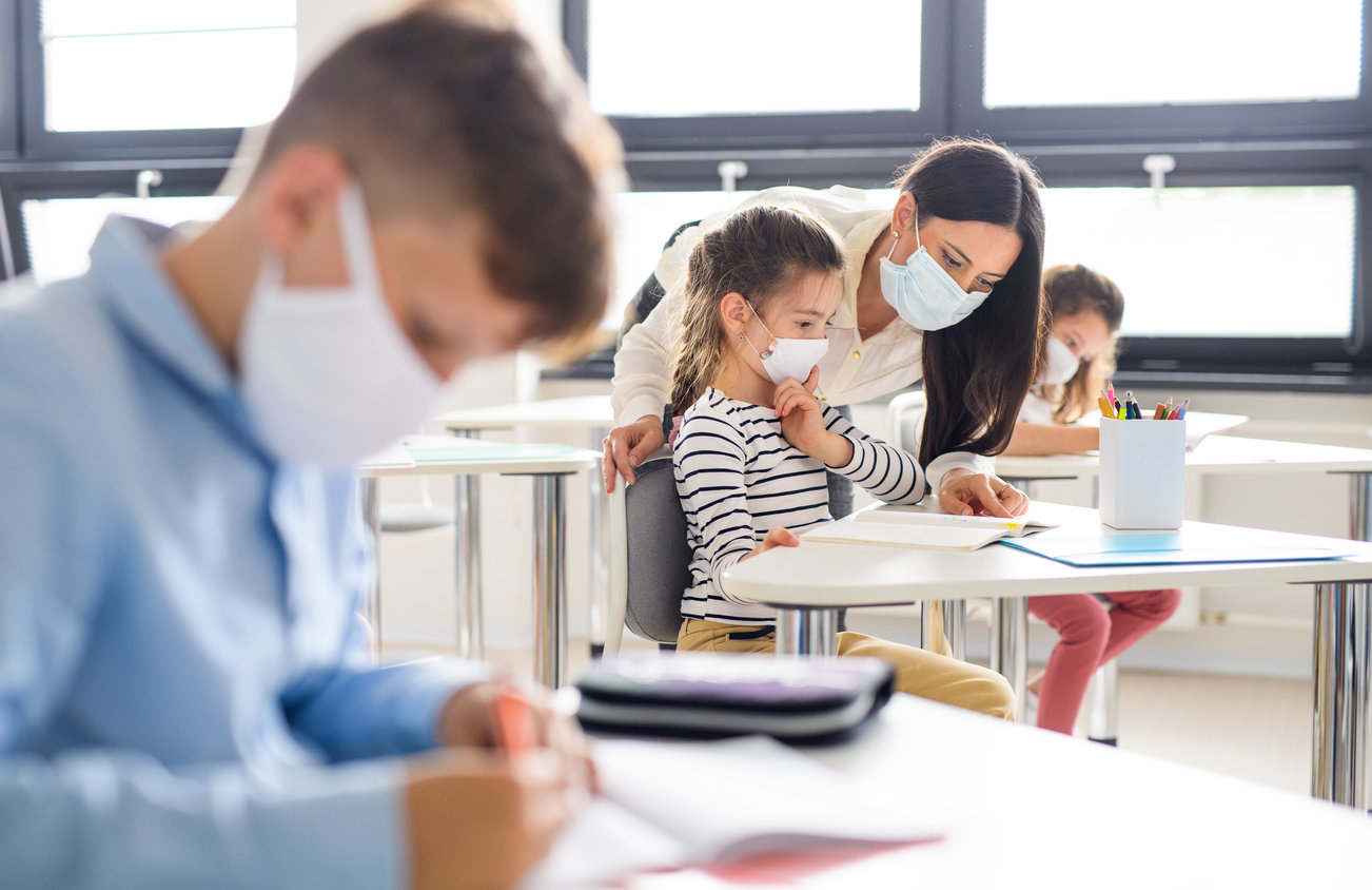 Vaccinarea prioritară a profesorilor, amânată, deşi ar trebui să revină în faţa elevilor pe 8 februarie. Doar 7.000 de profesori din 126.000 care iau contact direct cu şcolarii s-au vaccinat Vaccinarea prioritară a profesorilor, amânată, deşi ar trebui să revină în faţa elevilor pe 8 februarie. Doar 7.000 de profesori din 126.000 care iau contact direct cu şcolarii s-au vaccinat