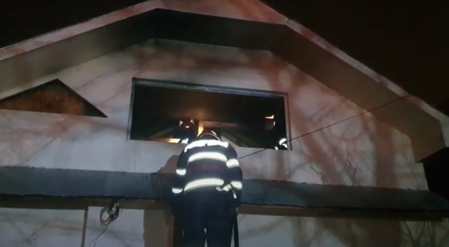 VIDEO. O casă, de pe strada Arcului, din Slatina, cuprinsă de flăcări din cauza coşului de fum VIDEO. O casă, de pe strada Arcului, din Slatina, cuprinsă de flăcări din cauza coşului de fum