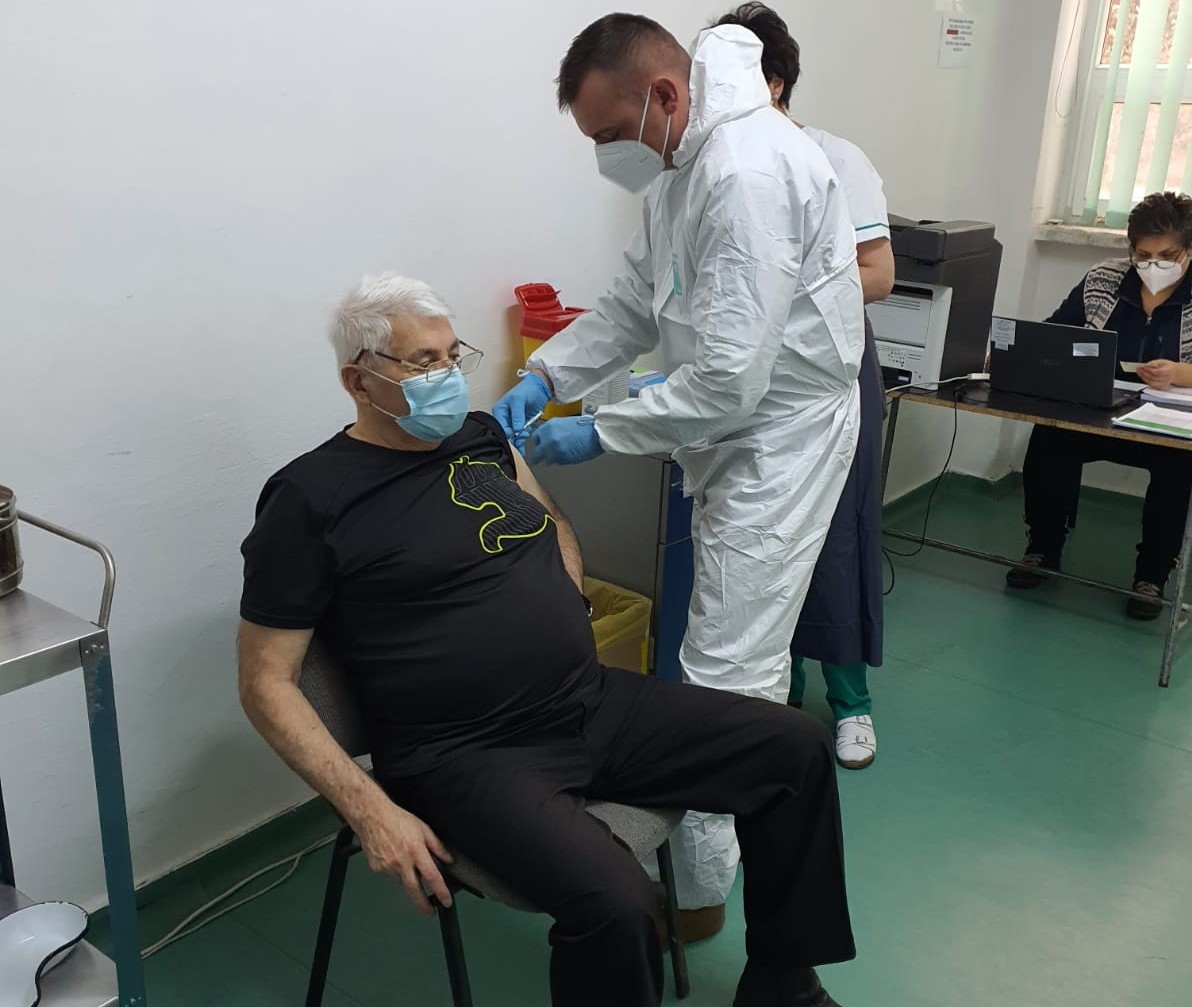 Peste 650 de olteni vaccinaţi, în ultimele 24 de ore. Nu s-au raportat reacţii adverse Peste 650 de olteni vaccinaţi, în ultimele 24 de ore. Nu s-au raportat reacţii adverse