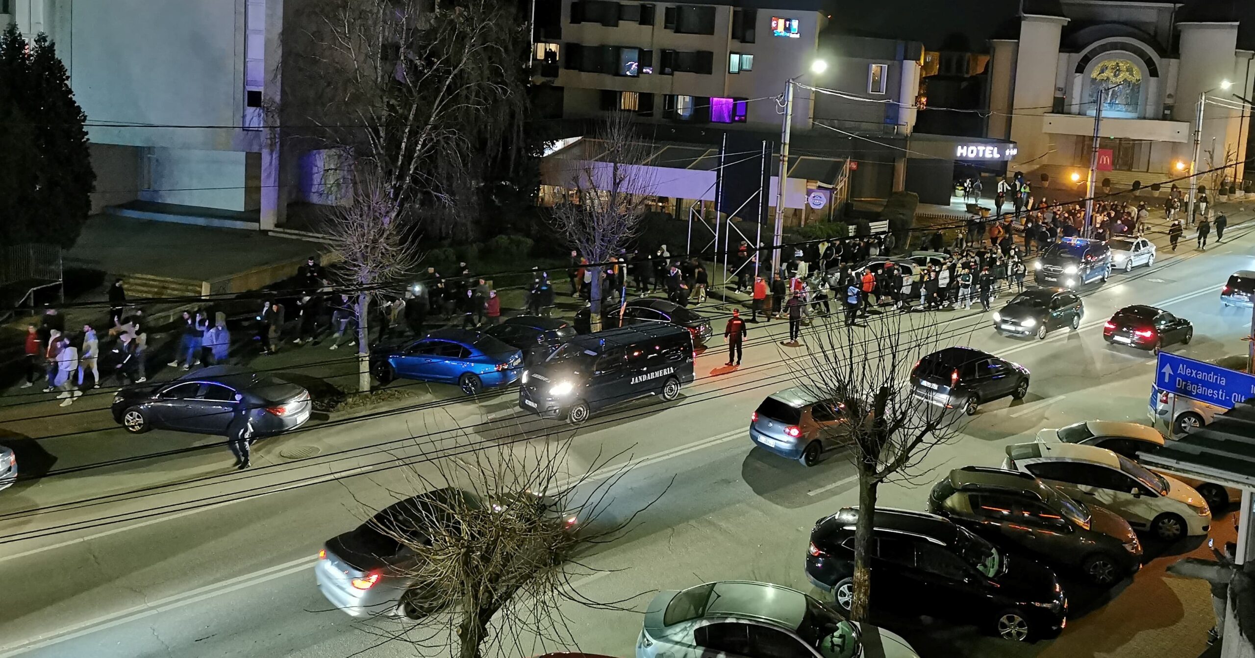 VIDEO. Peste 200 de persoane au ieşit pe străzile din Slatina. Protestatarii strigă „Libertate”