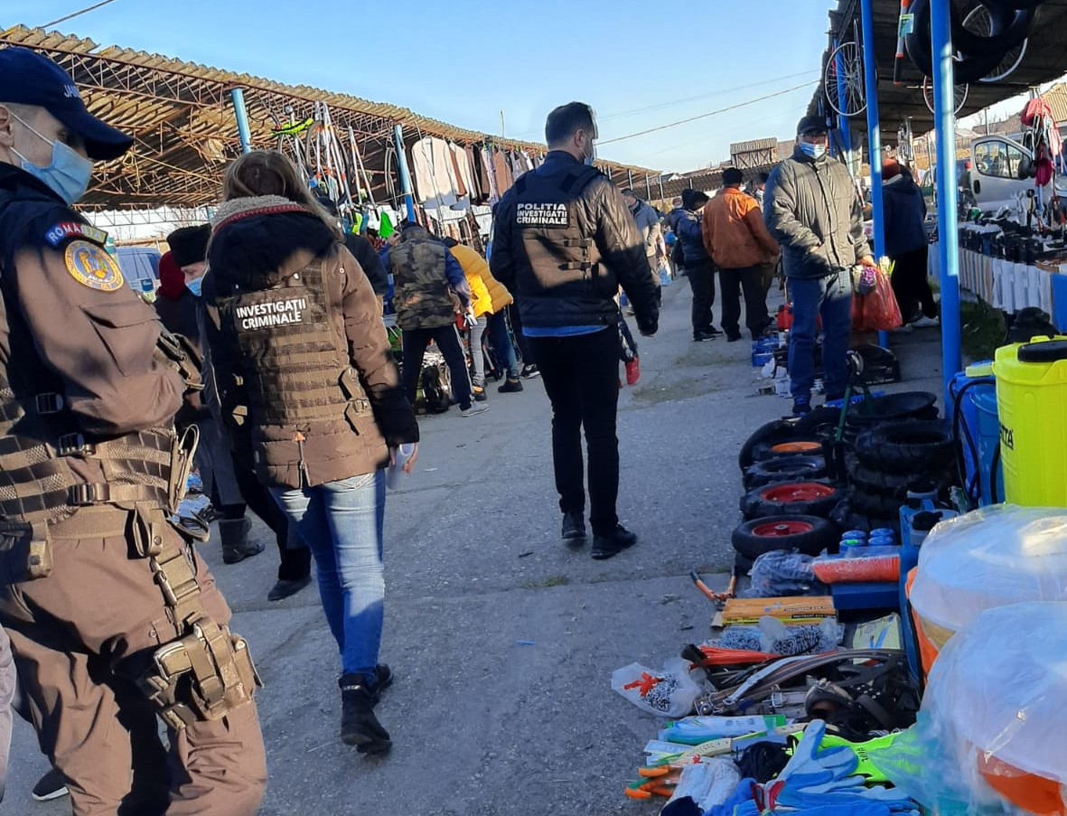 FOTO. Comercianţi din Piaţa Agroalimentară Osica de Sus, depistaţi fără documente care să ateste provenienţa legumelor şi fructelor FOTO. Comercianţi din Piaţa Agroalimentară Osica de Sus, depistaţi fără documente care să ateste provenienţa legumelor şi fructelor