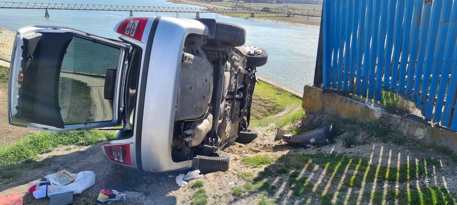 FOTO. Accident la Teslui. Şoferiţă, la un pas de a ajunge în râul Olt FOTO. Accident la Teslui. Şoferiţă, la un pas de a ajunge în râul Olt