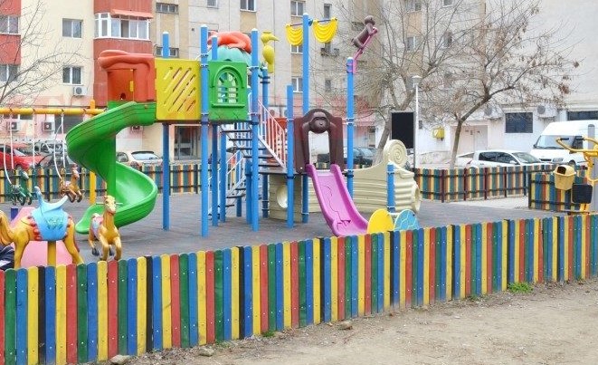 Alertă în Slatina. Bărbatul care a ademenit mai mulţi copii, aflaţi la locurile de joacă, solicita informaţii despre locatari Alertă în Slatina. Bărbatul care a ademenit mai mulţi copii, aflaţi la locurile de joacă, solicita informaţii despre locatari