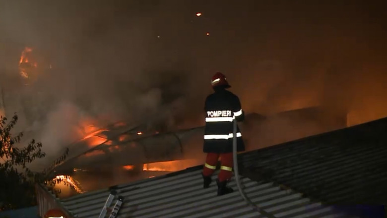 VIDEO. Incendiu puternic noaptea trecută într-o comună din Olt. Un bărbat a rămas sub cerul liber, după ce casa s-a aprins de la coşul de fum VIDEO. Incendiu puternic noaptea trecută într-o comună din Olt. Un bărbat a rămas sub cerul liber, după ce casa s-a aprins de la coşul de fum