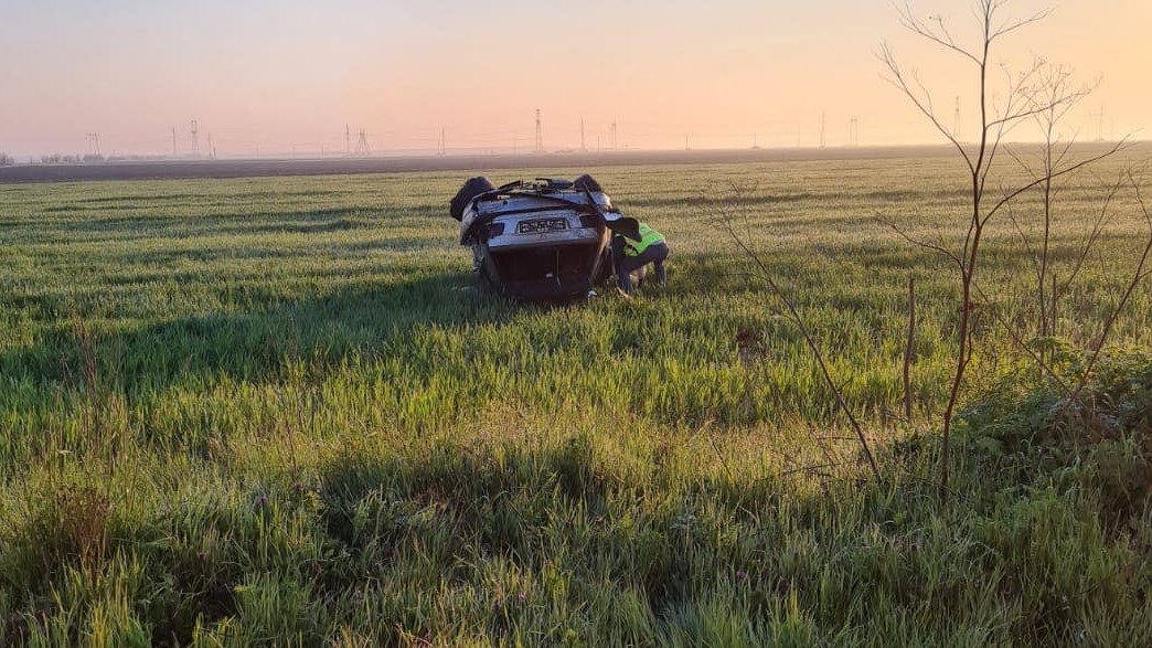 Doi tineri din Brebeni au ajuns cu maşina pe câmp. Unul dintre ei a fost transportat la UPU Slatina Doi tineri din Brebeni au ajuns cu maşina pe câmp. Unul dintre ei a fost transportat la UPU Slatina