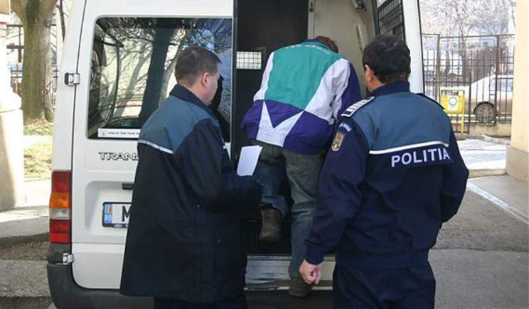 Un bărbat de 58 de ani, din Deveselu, a agresat sexual două fetiţe din comunitate. A fost dispus arestul preventiv Un bărbat de 58 de ani, din Deveselu, a agresat sexual două fetiţe din comunitate. A fost dispus arestul preventiv