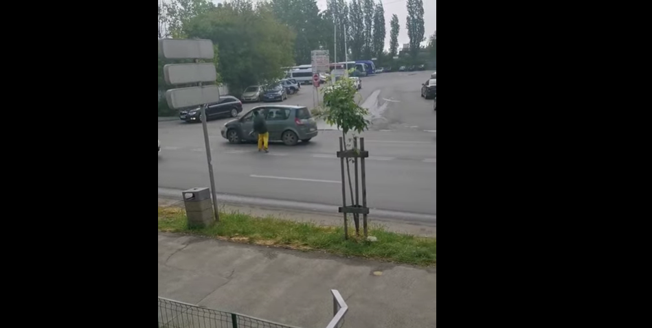 VIDEO. Un bărbat a ameninţat cu ciomagul şoferii slătineni aflaţi în trafic
