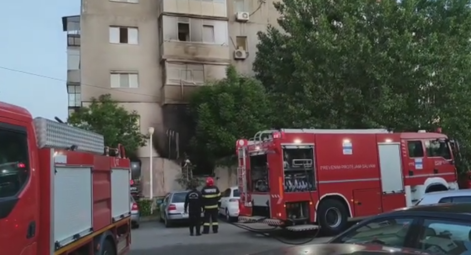 VIDEO. Un apartament din Slatina s-a făcut scrum. 5 copii şi 12 adulţi au fost evacuaţi VIDEO. Un apartament din Slatina s-a făcut scrum. 5 copii şi 12 adulţi au fost evacuaţi