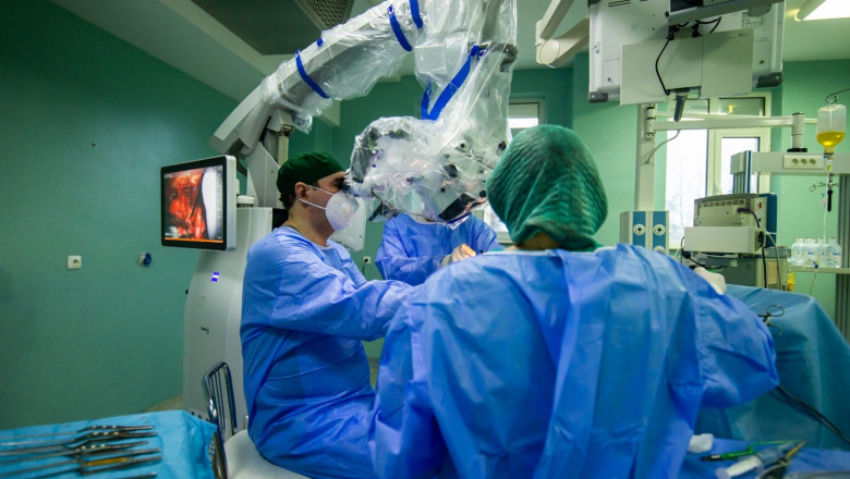 O fetiţă de 12 ani, diagnosticată cu o tumoră cerebrală rară, salvată de o echipă medicală a Spitalului de Neurochirurgie din Iași