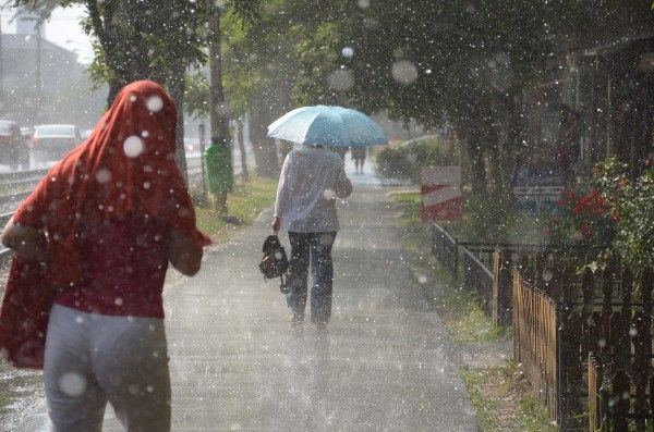 HARTĂ. Cod galben de ploi torențiale, vijelii și grindină în mai mult de jumătate din țară