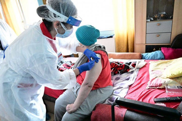 Aproape 2.800 de doze de vaccin efectuate de echipele mobile persoanelor nedeplasabile sau locuitorilor din mediul rural Aproape 2.800 de doze de vaccin efectuate de echipele mobile persoanelor nedeplasabile sau locuitorilor din mediul rural