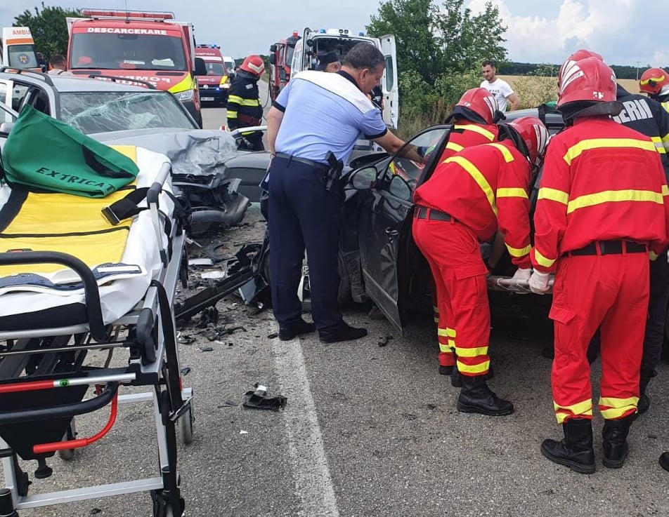 VIDEO&FOTO. Accident cumplit între Brebeni şi Coteana. Două ambulanţe, un echipaj SMURD, descarcerarea şi o autospecială ISU Olt intervin VIDEO&FOTO. Accident cumplit între Brebeni şi Coteana. Două ambulanţe, un echipaj SMURD, descarcerarea şi o autospecială ISU Olt intervin