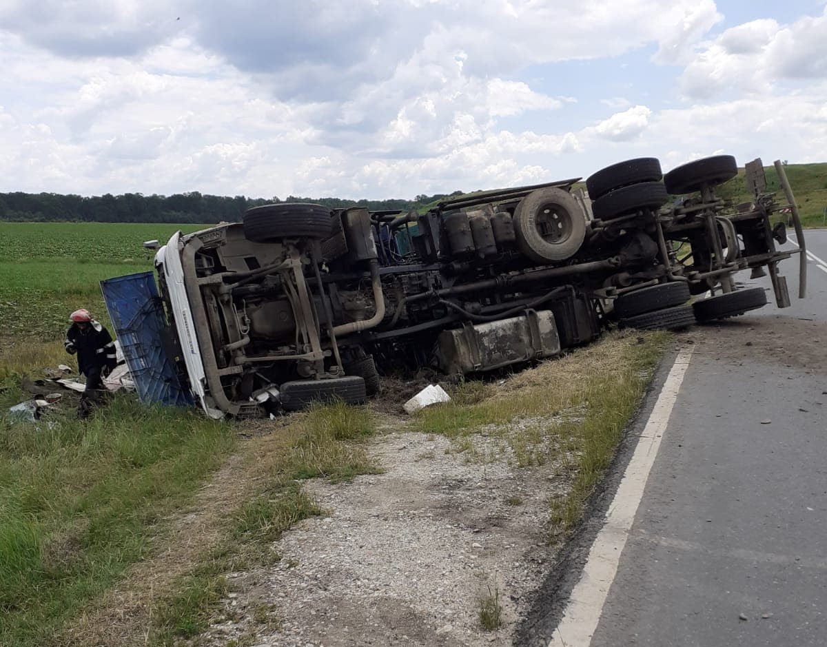 FOTO/VIDEO. Şoferul unui TIR încărcat cu fier s-a răsturnat la Fălcoiu. Bărbatul a refuzat transportul la spital FOTO/VIDEO. Şoferul unui TIR încărcat cu fier s-a răsturnat la Fălcoiu. Bărbatul a refuzat transportul la spital