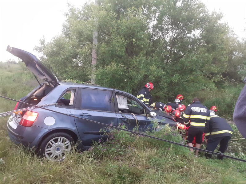 FOTO/VIDEO. Autoturism căzut într-un canal cu apă, într-o localitate din Olt. Şoferul, în stop cardio-respirator FOTO/VIDEO. Autoturism căzut într-un canal cu apă, într-o localitate din Olt. Şoferul, în stop cardio-respirator