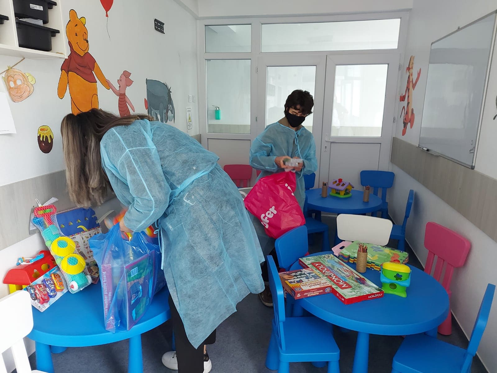 FOTO. Timpul copiilor internaţi la Pediatria SJU Slatina va trece mai uşor. Secţia a fost dotată cu jucării, cu sprijinul Interact Club FOTO. Timpul copiilor internaţi la Pediatria SJU Slatina va trece mai uşor. Secţia a fost dotată cu jucării, cu sprijinul Interact Club