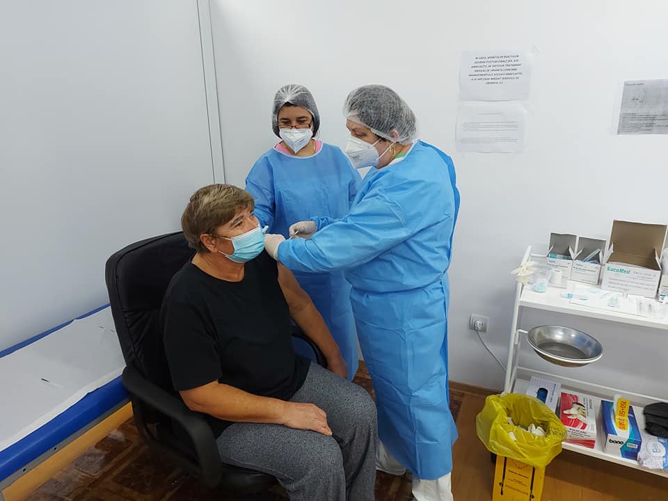 Românii care se vaccinează împotriva COVID-19 primesc câte o zi liberă plătită pentru fiecare doză. Legea a fost promulgată Românii care se vaccinează împotriva COVID-19 primesc câte o zi liberă plătită pentru fiecare doză. Legea a fost promulgată