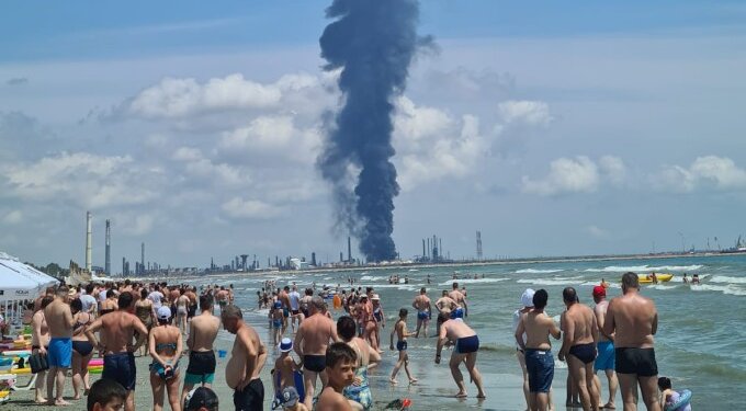 VIDEO. Explozie la Rafinăria Petromidia din Năvodari. S-a activat planul roşu, iar turiştii sunt rugaţi să părăsească zona
