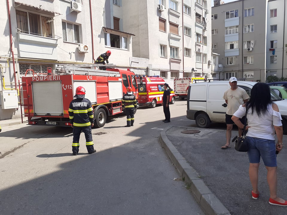 FOTO. Pompierii slătineni solicitaţi pentru a intra în apartamentul unei femei, care nu a mai fost văzută de vecini FOTO. Pompierii slătineni solicitaţi pentru a intra în apartamentul unei femei, care nu a mai fost văzută de vecini